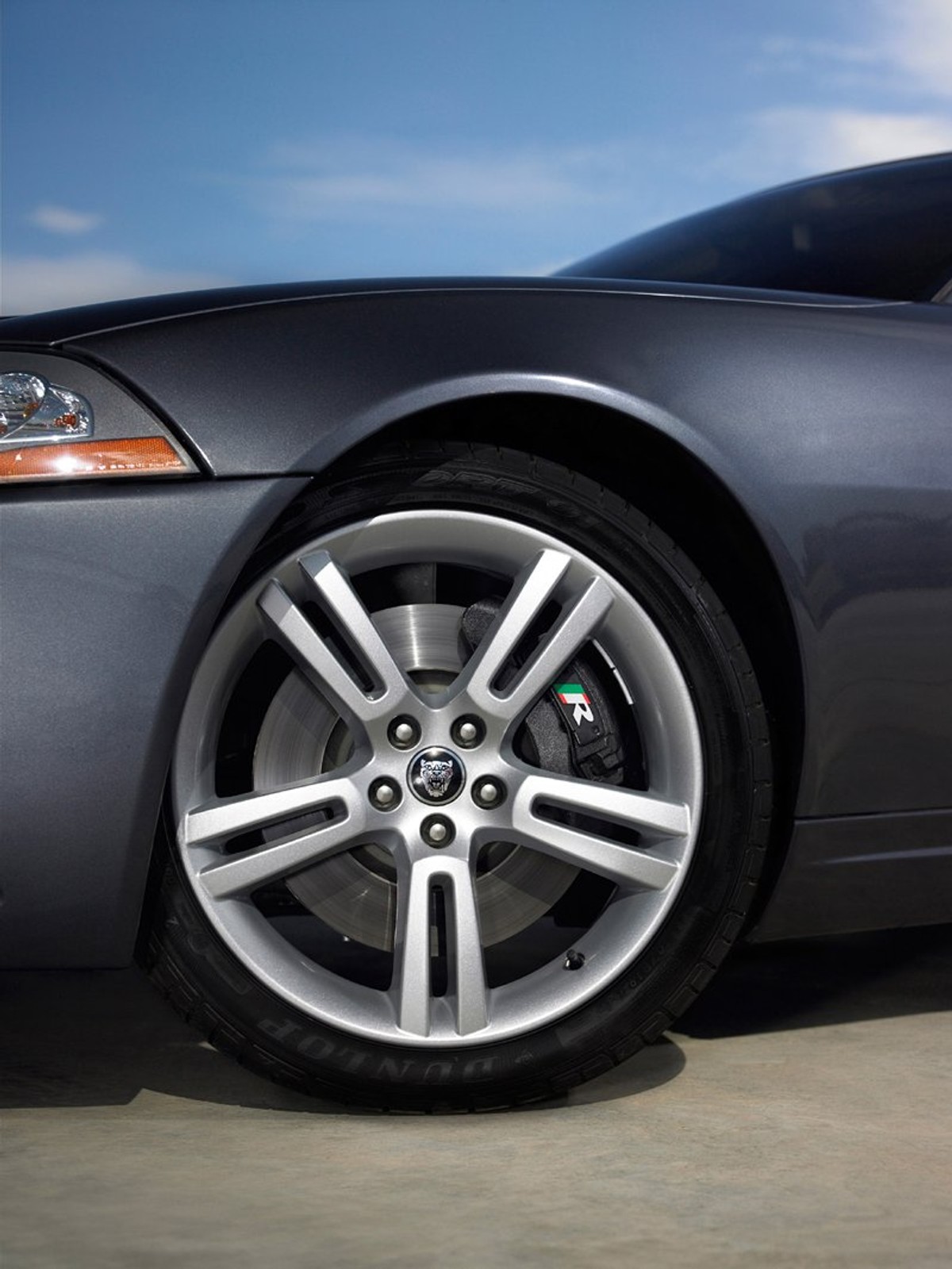 Nowy Jaguar XKR: wściekły kotek