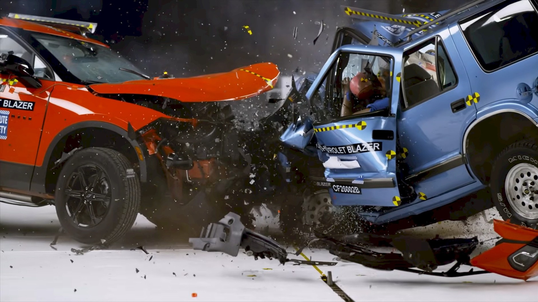 Test zderzeniowy Chevroletów Blazerów, które dzieli 30 lat