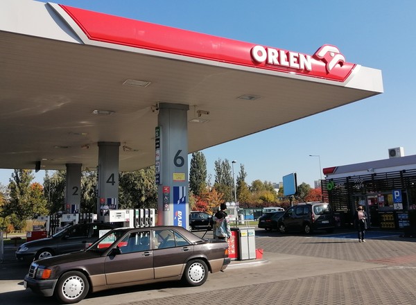 Tańsze paliwo na majówkę. Orlen obniża ceny i dokłada jeszcze jeden bonus