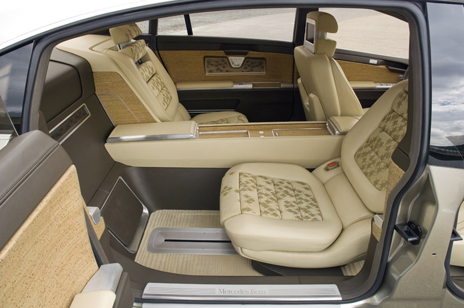 IAA Frankfurt 2007: Mercedes-Benz F700 – mistyczna nowoczesność