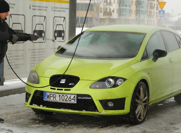 Mycie auta na mrozie - czy to ma sens?