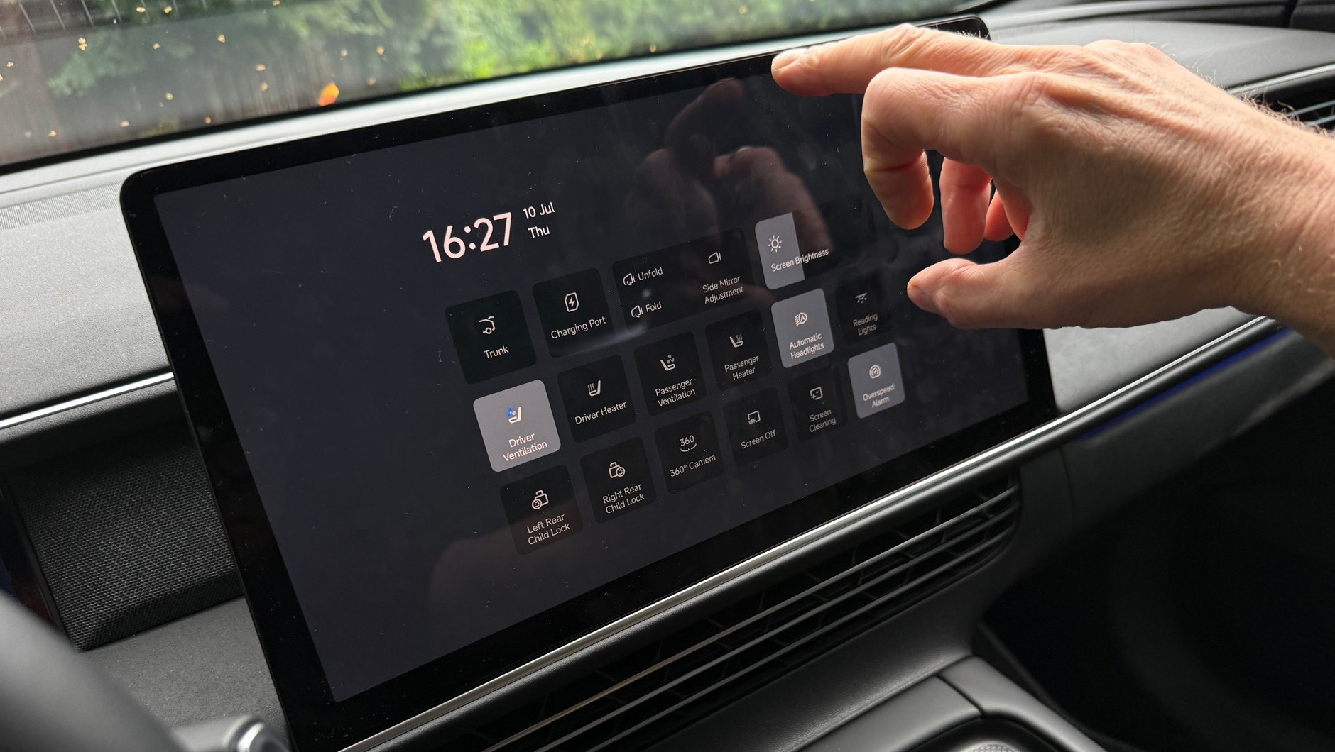 XPeng G6 AWD Performance – jak w telefonie, przesuwając palcem w dół od krawędzi ekranu wywołujemy menu sprzętowe