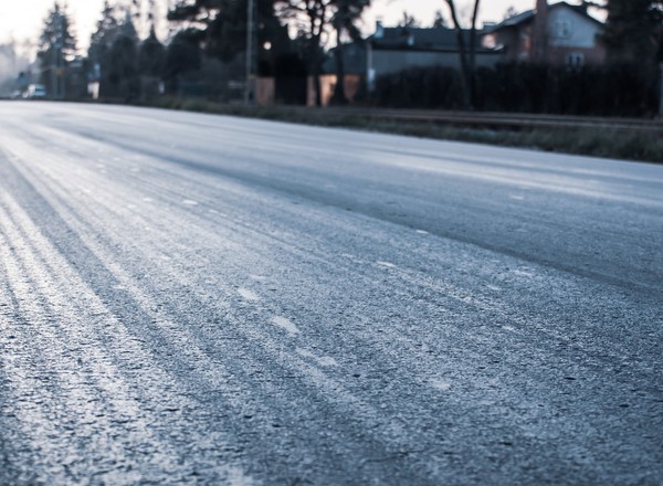 "Czarny lód" na drogach. Jak nie wpaść w poślizg?