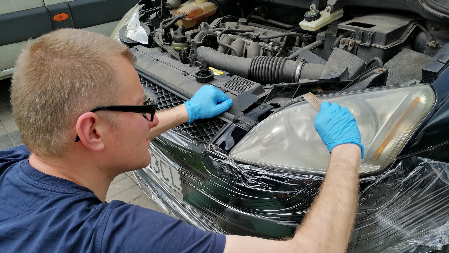 Polerowanie reflektorów: najpierw szlifowanie papierem ściernym