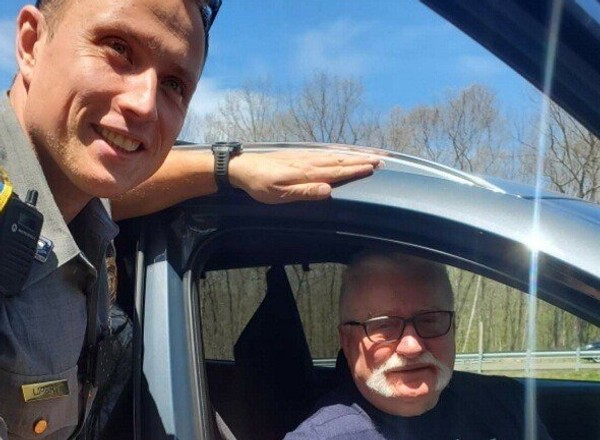 Lech Wałęsa przebił oponę w Connecticut. Policjant nie krył zaskoczenia