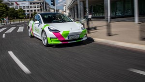 Tesla Model 3 - jak jeździ samochód po który ustawiają się kolejki?