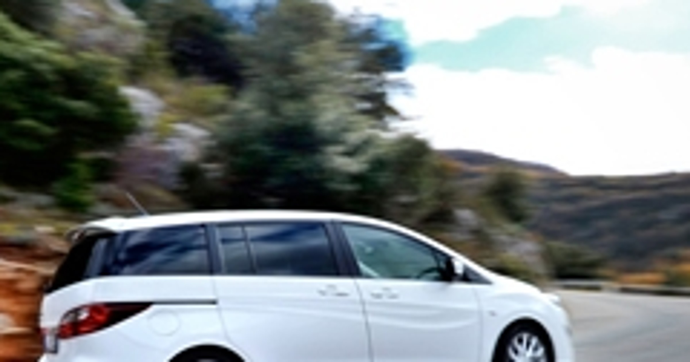 Mazda 5 – biała, lekka, oszczędna