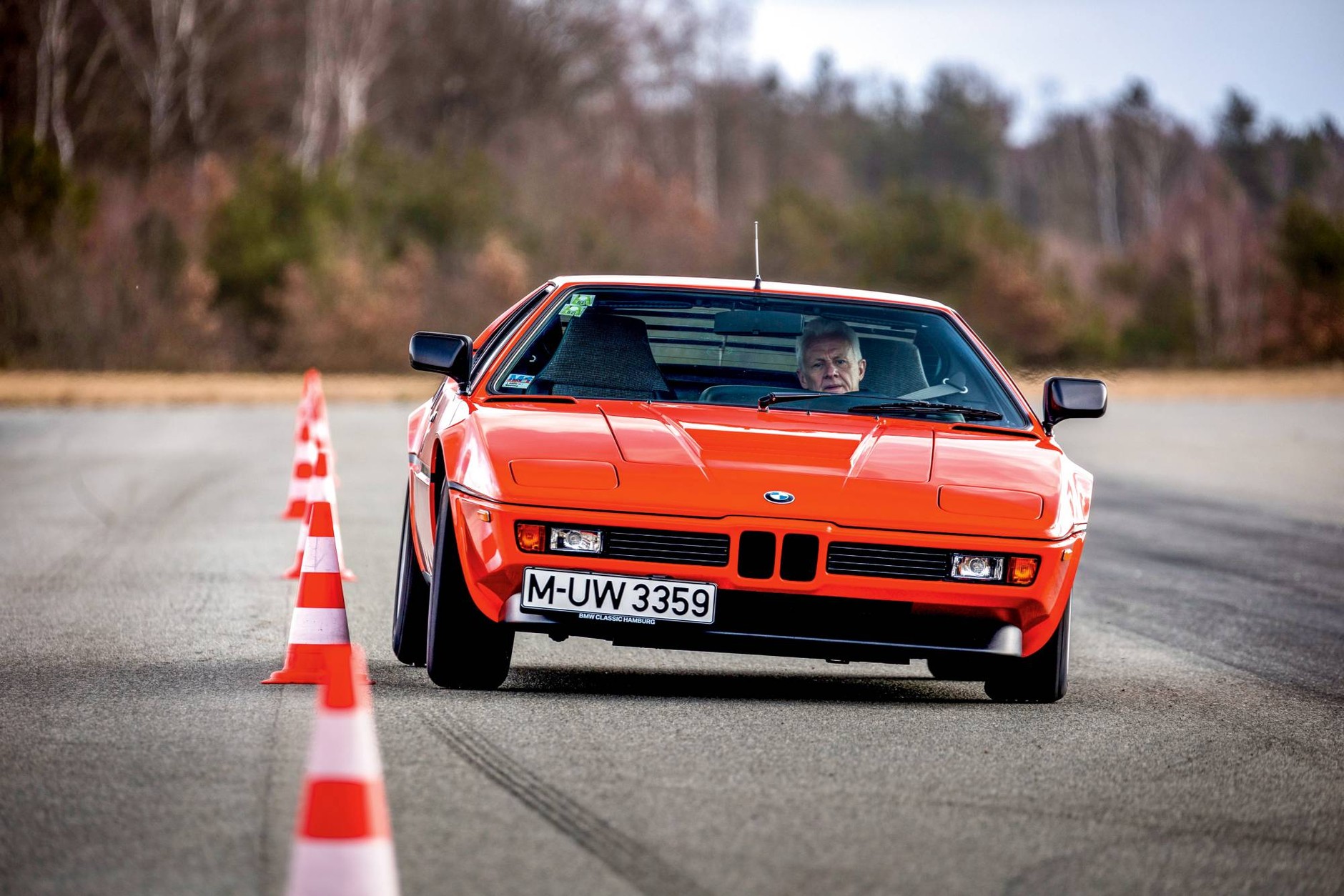 Rama i karoseria BMW M1 powstawały we Włoszech, a końcowy montaż odbywał się u Baura w Stuttgarcie.