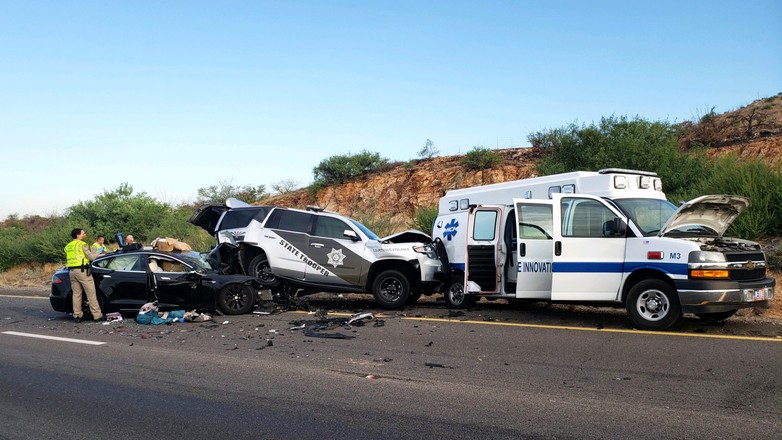 Wjechał w Teslą w radiowóz i zrzucił winę na autopilota