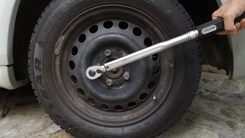 W samochodzie klucz dynamometryczny najczęściej przydaje się podczas przykręcania kół oraz przy składaniu silnika oraz jego osprzętu