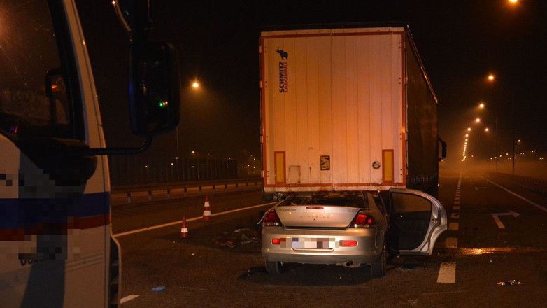 "Wbił" się w naczepę ciężarówki. Tragiczny wypadek na autostradzie A4
