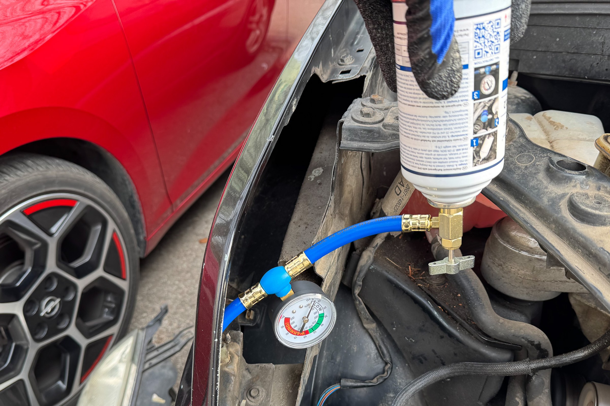 Nabiłem klimę czynnikiem za 60 złotych. Później mechanik wyrzucił mnie z warsztatu