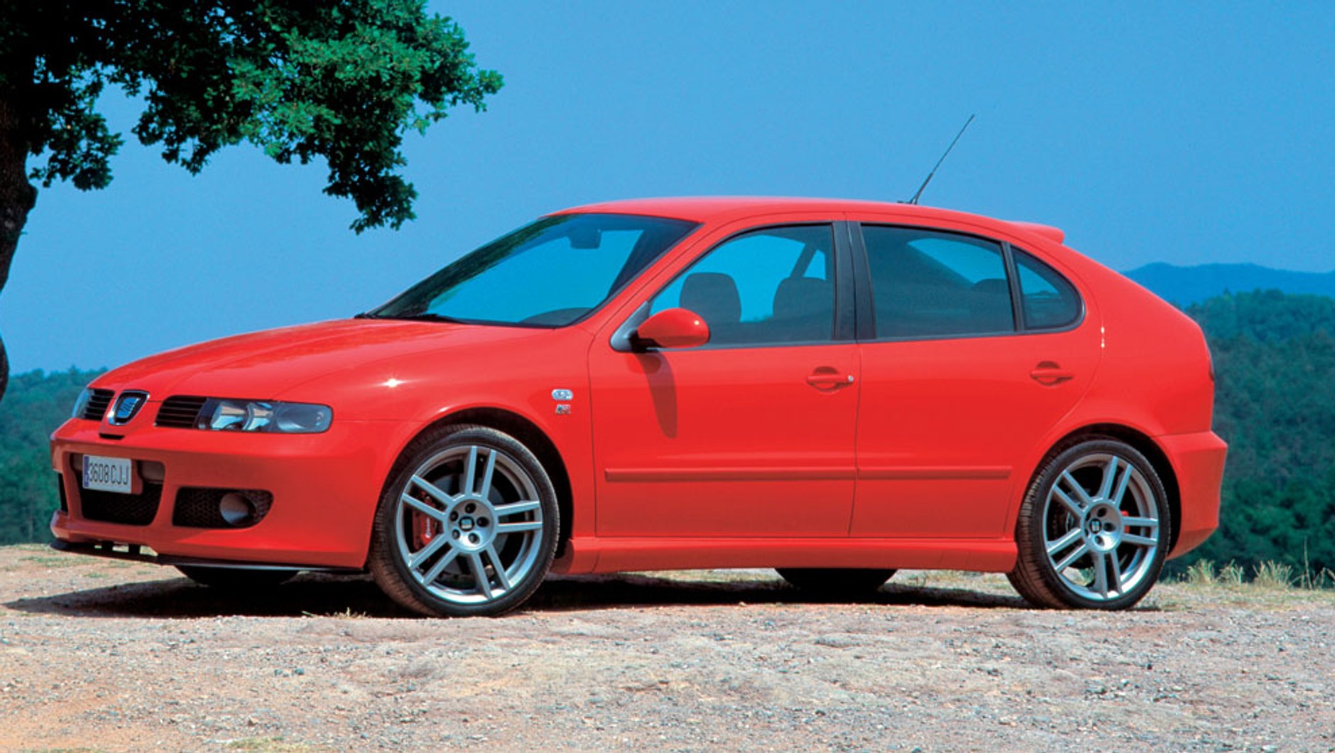 Leon I (1999-2005) Dostępne trzy wersje: 180, 210 i 225 KM. Szczególnym zainteresowaniem młodych kierowców cieszą się dwie ostatnie, montowane wyłącznie w usportowionych wersjach Cupra.