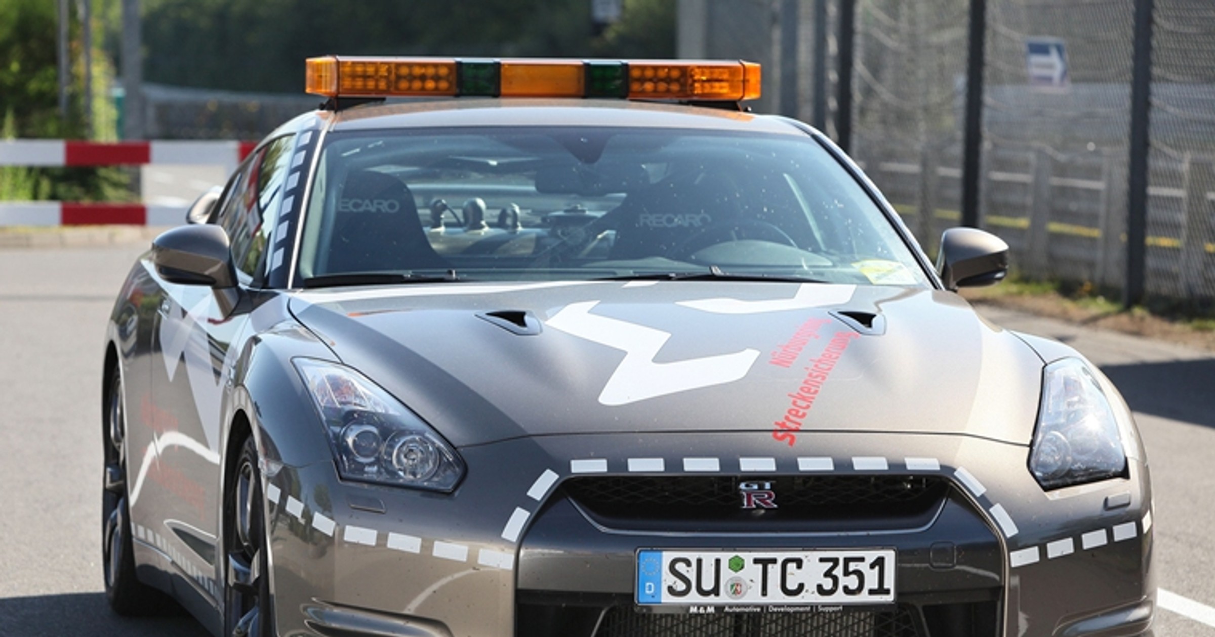 Nissan GT-R - uprzywilejowany supersamochód