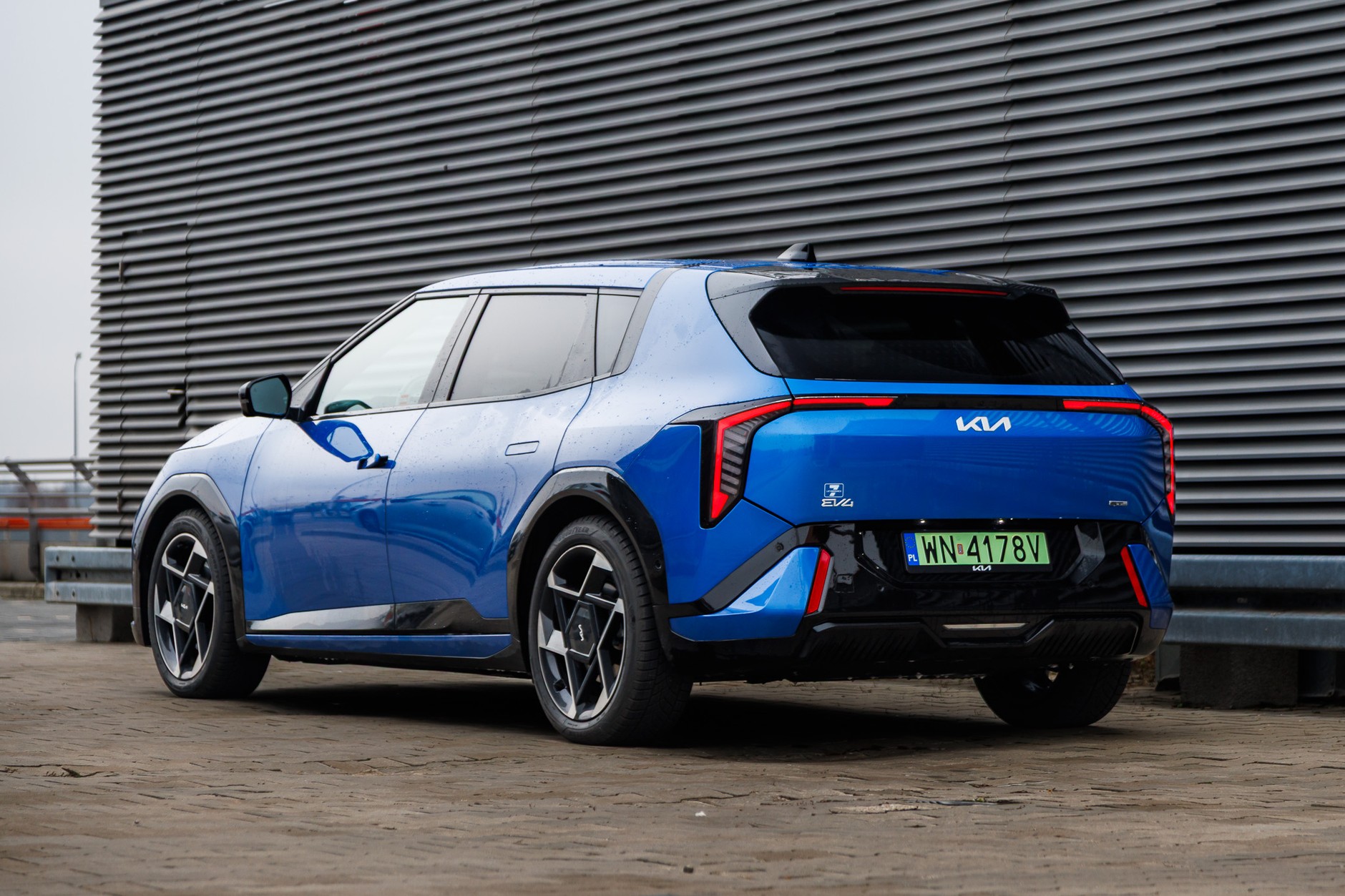 Kia EV4 występuje w wersji hatchback i fastback. Ten drugi jest jednak znacznie droższy