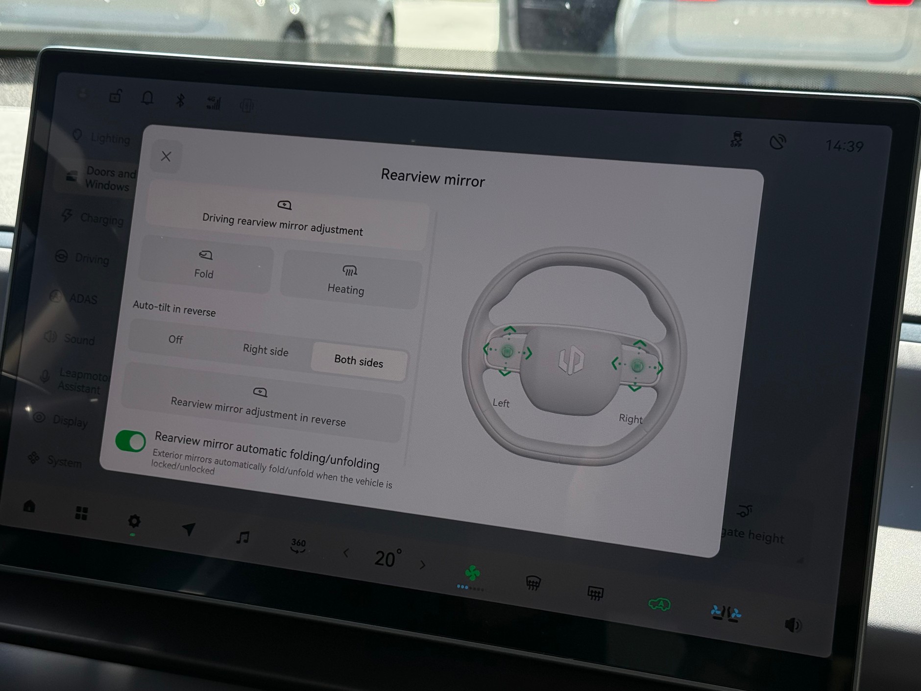 Funkcja ustawiania lusterek w chińskim aucie. Tesla zapoczątkowała tę modę