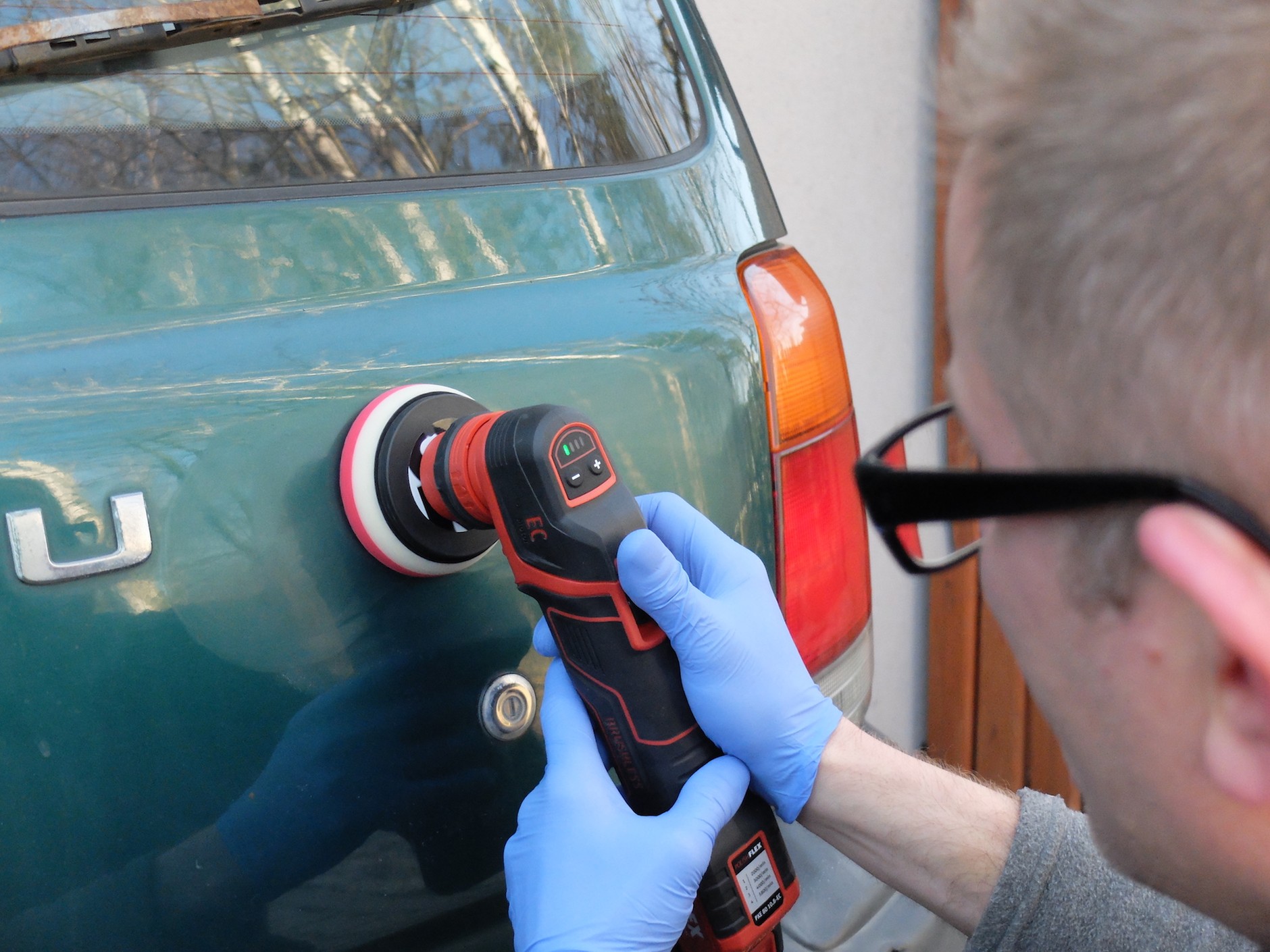 Usuwanie rys: pracujemy na niskich obrotach i z niewielkim naciskiem – lakier w miejscu naprawy i tak jest cieniutki, bardzo osłabiony