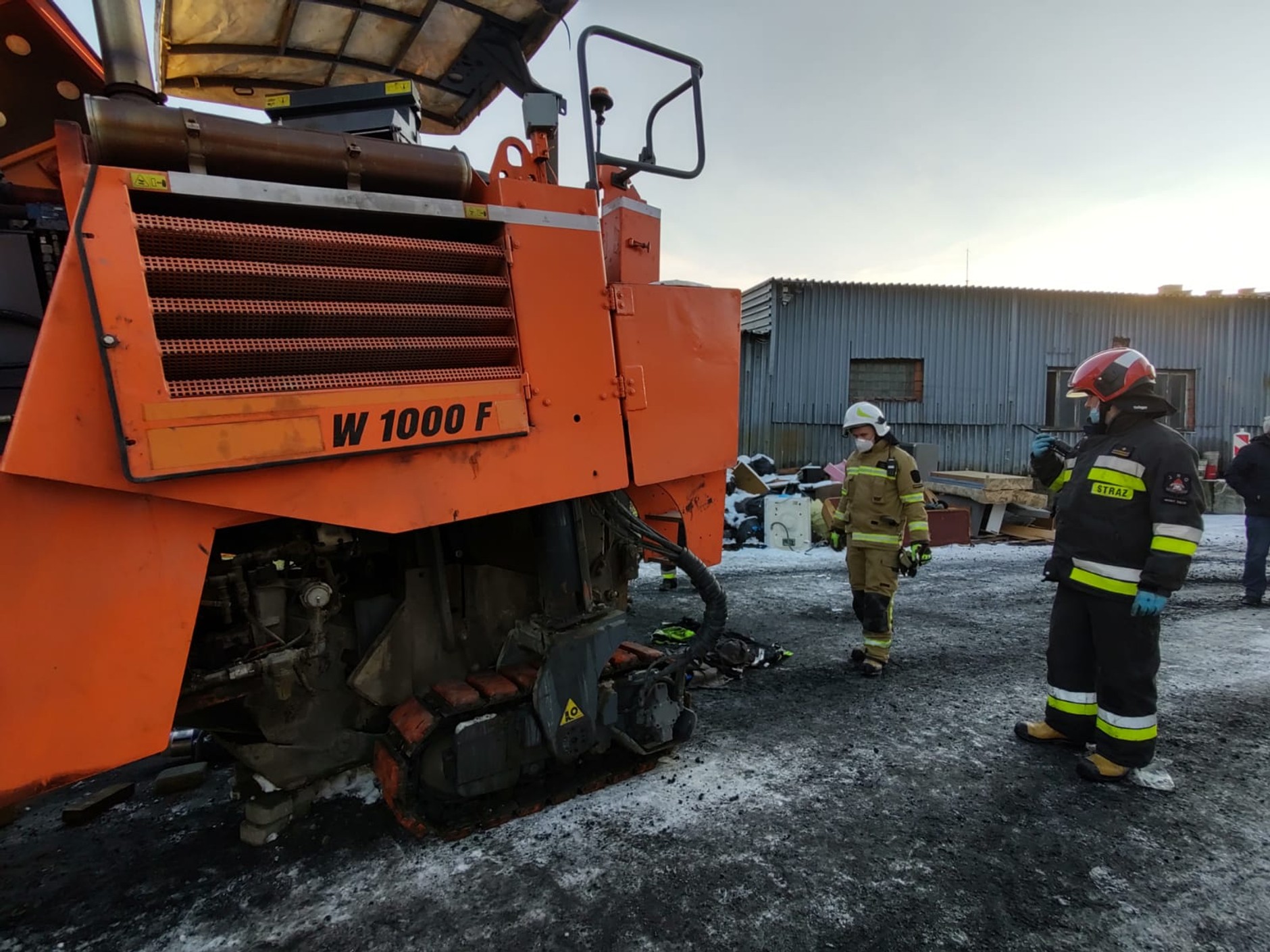 Mężczyzna wciągnięty do maszyny drogowej