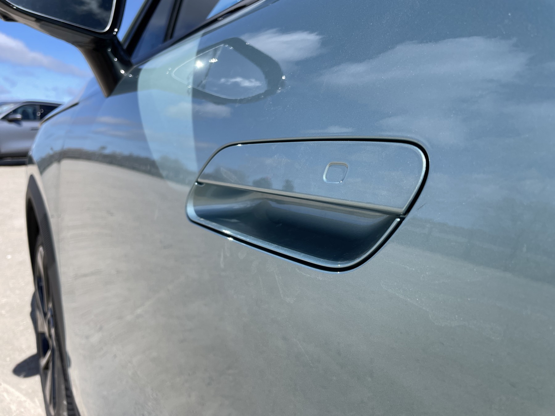 Ciekawostka: przez nowe prawo do aut z Chin wracają tradycyjne klamki