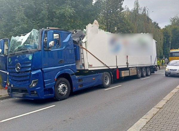 Kierowca tira z Turcji zlekceważył znak B-16. Niecodzienny incydent w Katowicach