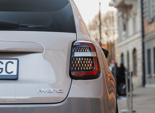 Fiat zrozumiał, że trochę przesadził. Cena hybrydowego SUV-a spadła poniżej 90000 zł