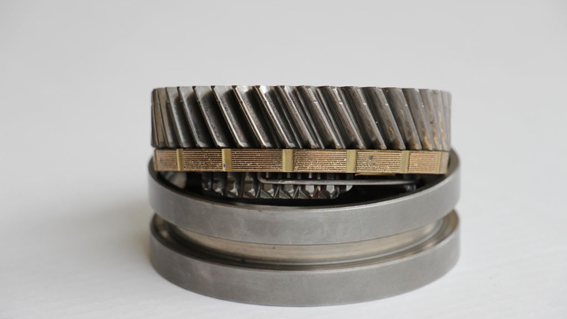 Wymiana synchronizatorów bywa kosztowna, 
„wbijanie” biegów na siłę to głupi pomysł!