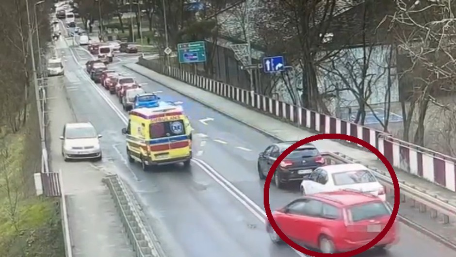 Pokazał, czego nie robić w korytarzu życia. Źle się to dla niego skończyło