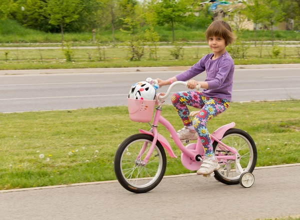 Małe dziecko na drodze dla rowerów? To nielegalne!