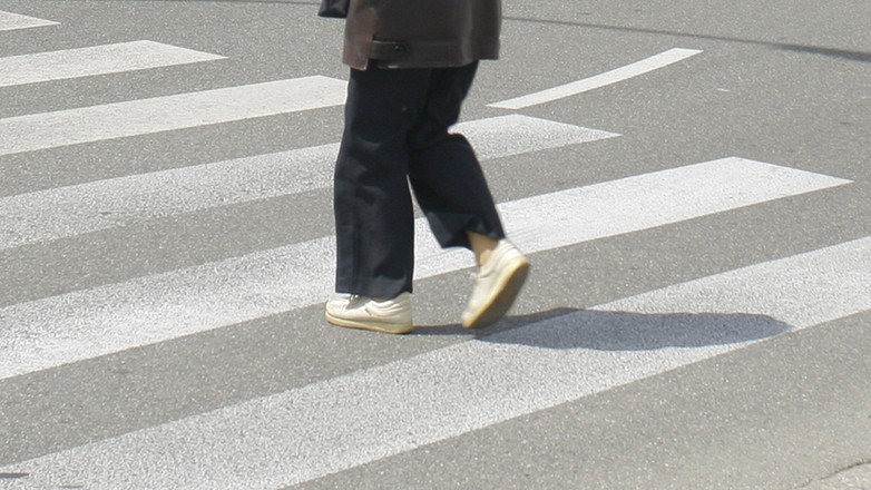 Pieszy na przejściu przez jezdnię - daj mu odpowiednio dużo czasu, aby mógł ją pokonać bezpiecznie.