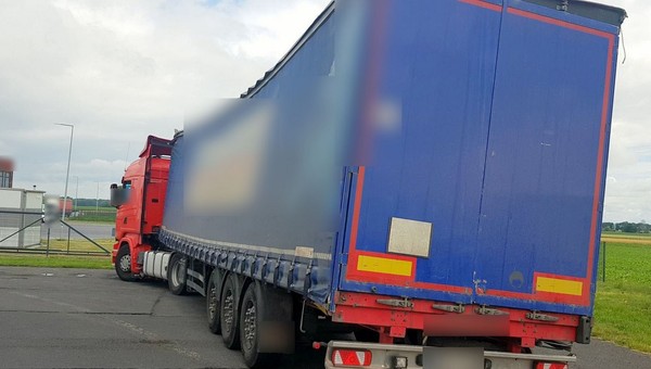 Naczepa ciężarówki sprawiała wrażenie, że może się przewrócić