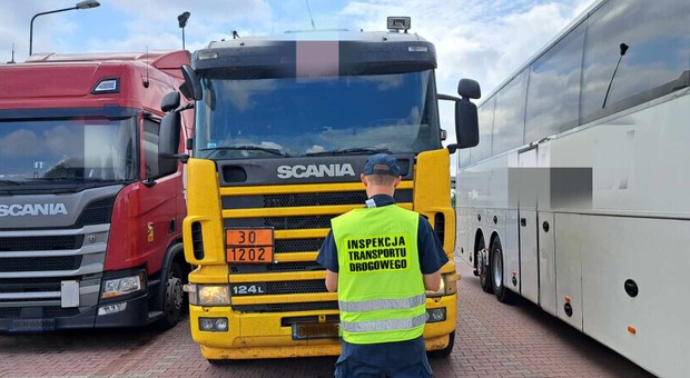Wiózł olej napędowy na naciętych oponach. Inspektorzy ITD mieli nosa