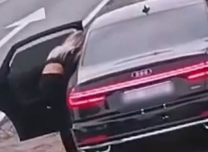 Takiego zachowania po kierującej Audi A8 się nie spodziewaliśmy. Nie na miejscu
