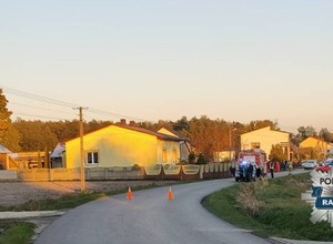 Kierowca audi śmiertelnie potrącił pieszą i wjechał w ogrodzenie. Tragiczny wypadek w gminie Wolanów