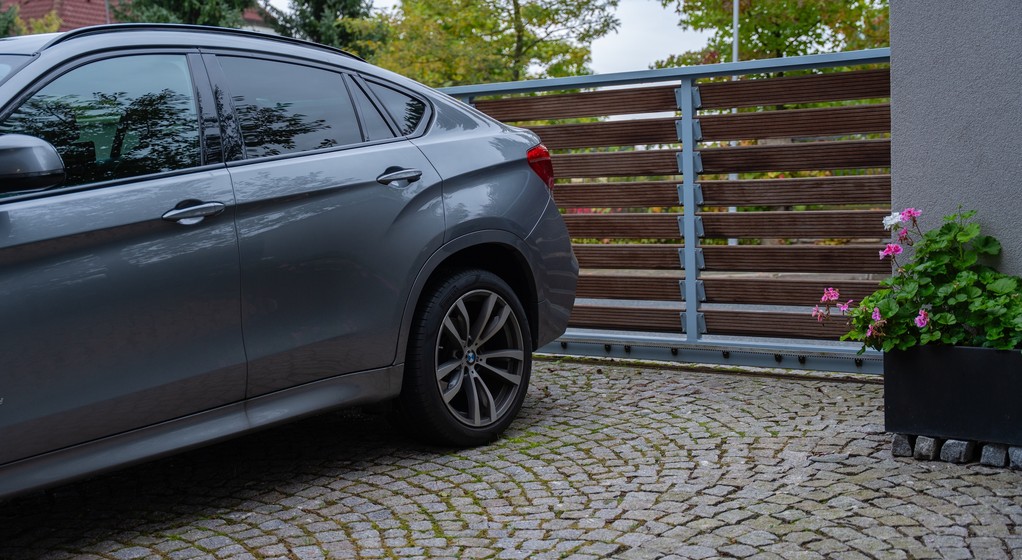 BMW zaparkowane przed domem