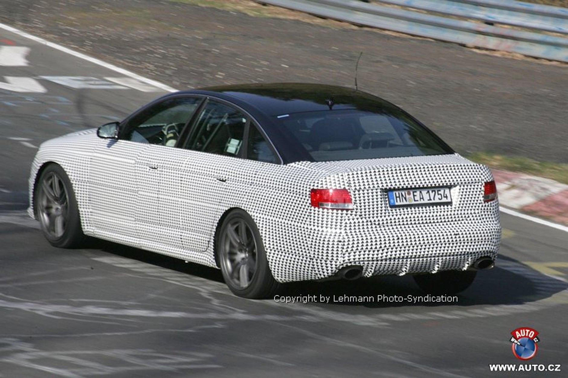 Zdjęcia szpiegowskie: dwa nowe 10-cylindrowe Audi RS na Nürburgringu