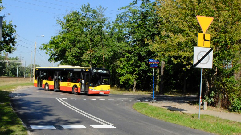 Ten kierowca prawidłowo sygnalizował zamiar skrętu w prawo, choć cały czas podążał drogą z pierwszeństwem