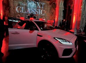 Oglądaliśmy wyjątkowego Jaguara w kościele. Maczała w nim palce firma modowa