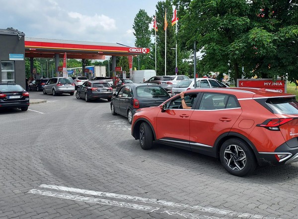 Nie lubisz kolejek na stacjach paliw? W te dni i godziny zatankujesz najszybciej