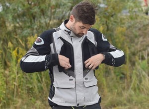 Motocyklowa kurtka Macna Jura daje radę w upalne dni i mroźne noce