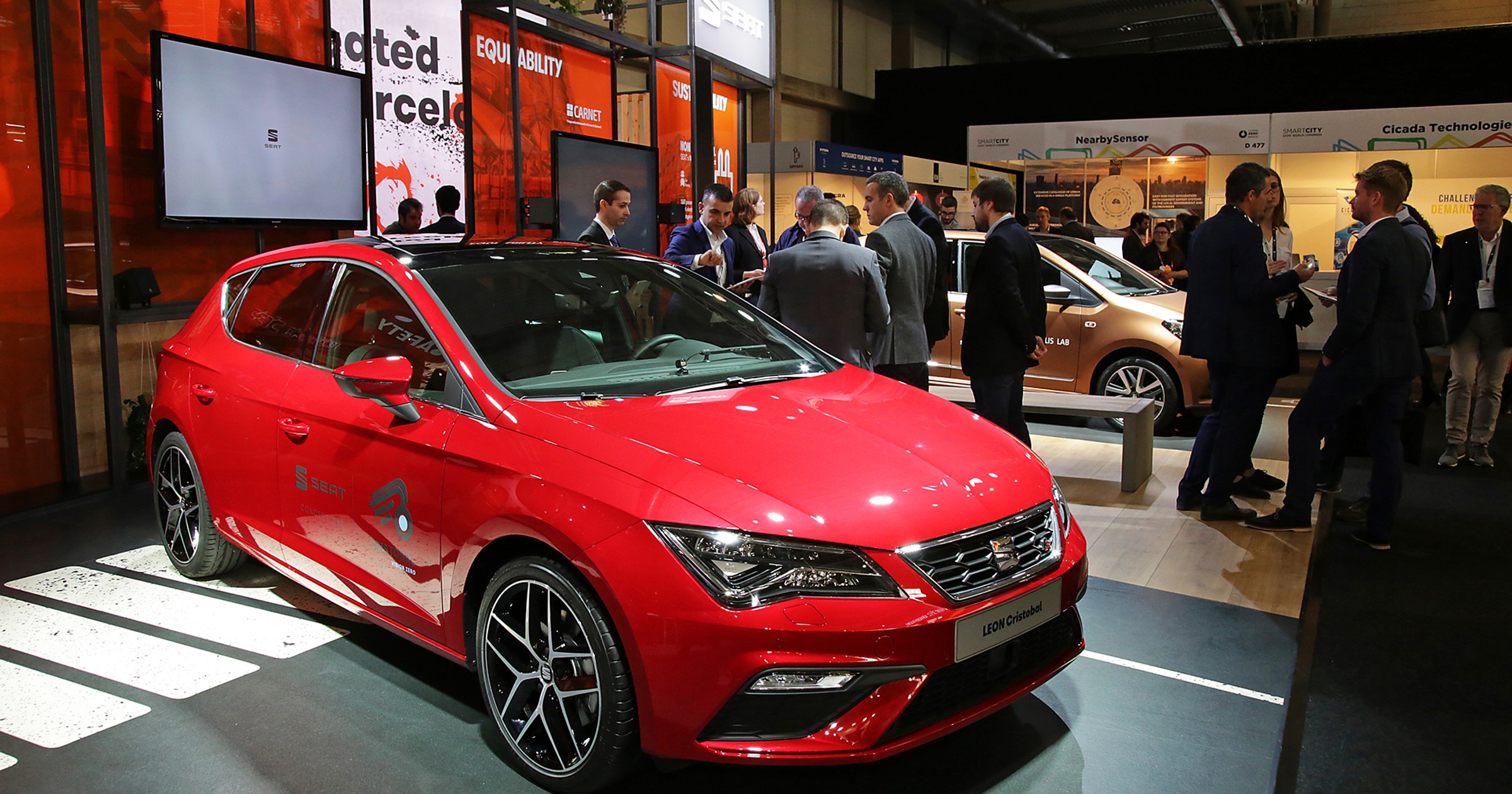 Koncepcyjny Seat Leon z pakietem systemów bezpieczeństwa