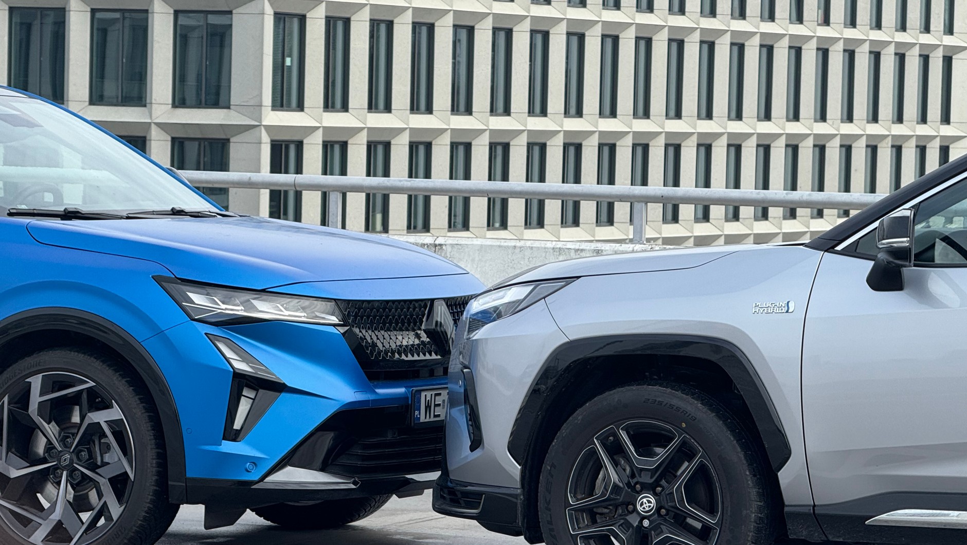 Toyota RAV4 Plug-in GR Sport vs Renault Rafale Atelier Alpine 4e-Tech 4x4 300