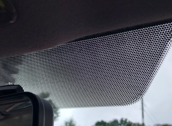 Czarne kropki na szybach i lusterkach – po co są i dlaczego ich nie znajdziemy w zabytkowych autach?