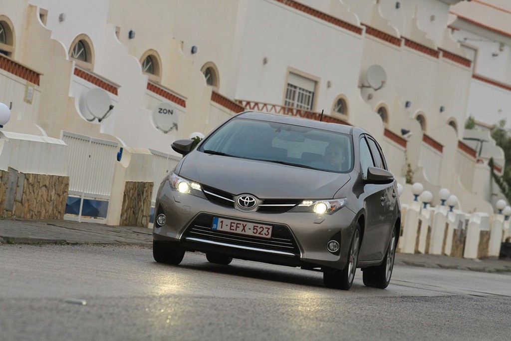 Nowa Toyota Auris: czy zagrozi Golfowi?