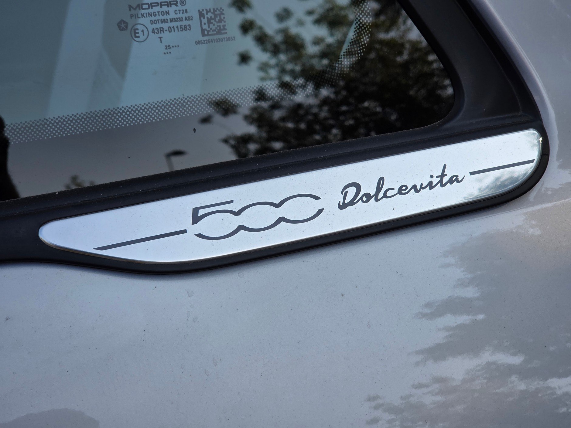 Ceny testowanego Fiata 500 Cabrio Hybrid Dolcevita startują teraz od 100 tys. zł. Cennikowo. Na pewno warto spytać dealera o rabat
