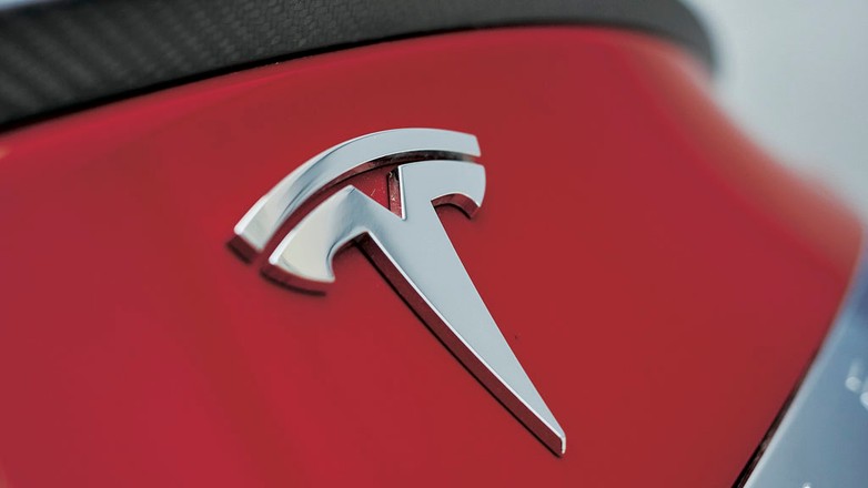 Brutal kontra anioł - czyli, Dodge Charger Hellcat kontra Tesla Model S P85D