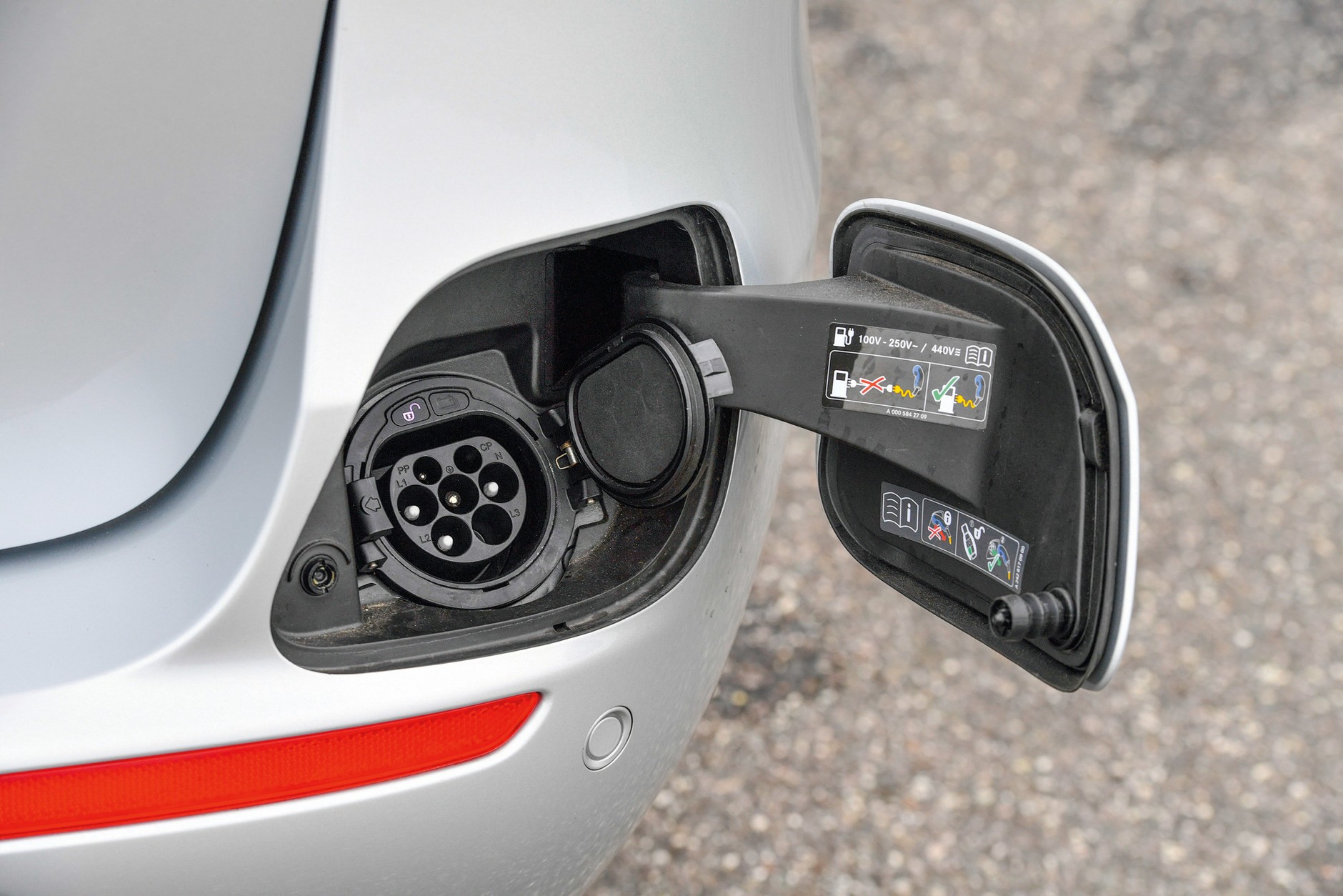 Porównanie: benzynowa hybryda, dieslowska hybryda kontra diesel i benzyna