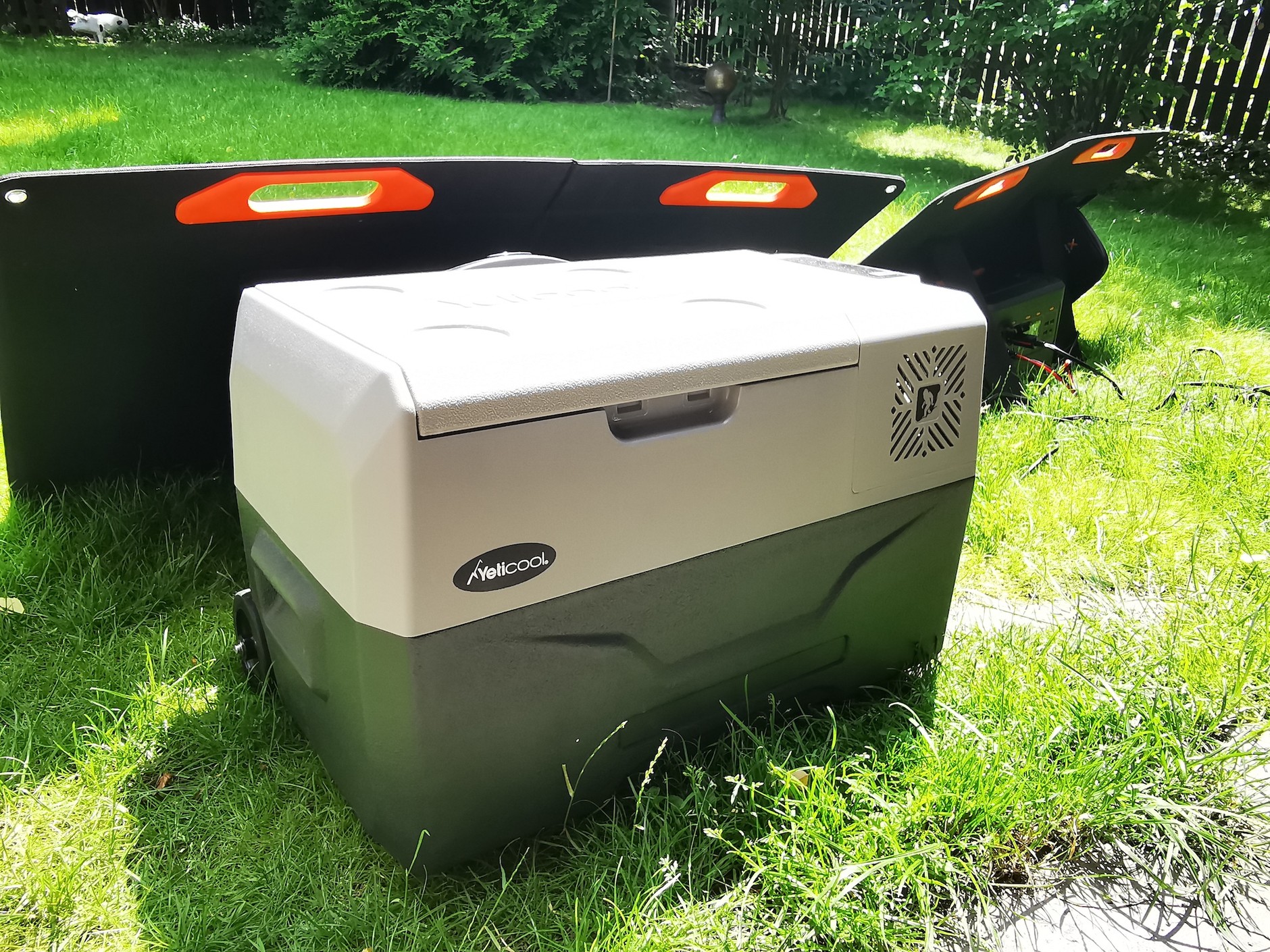 Lodówka turystyczna – latem jedno z bardziej pożądanych akcesoriów na kempingu. Realny pobór energii średniej lodówki kompresorowej to 30W