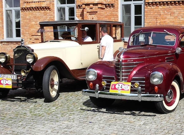 Masz auto "na dwójkę"? Możesz się nim chwalić! Wyjaśniamy kategorie klasyków