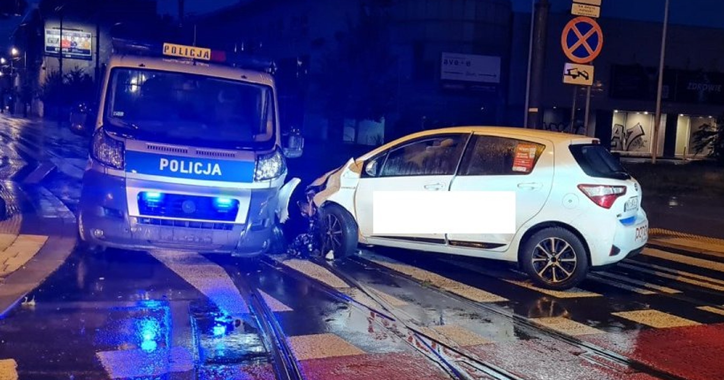 Kierowca pod wpływem narkotyków uderzył w radiowóz. Mężczyzna nie miał prawa jazdy