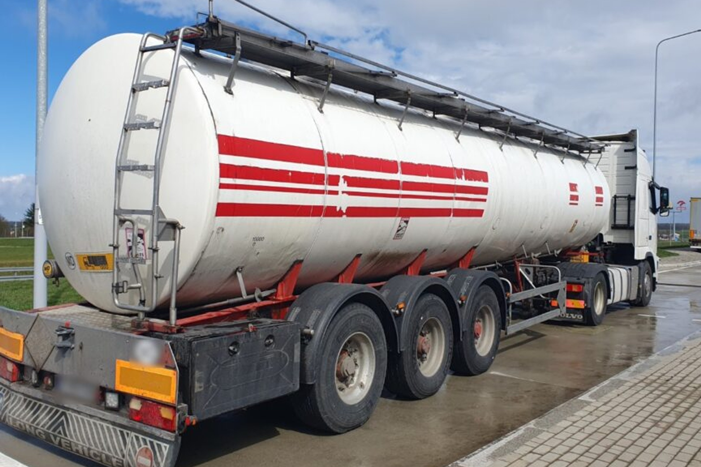 Cysterna ze śmietaną na S19. Była na liście wyjątków, ale nie pojechała dalej